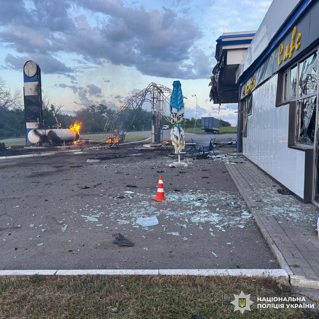 Поліція документує наслідки ворожих ударів БпЛА по Чугуївщині: постраждав чоловік,  пошкоджено об'єкти інфраструктури та будівлі