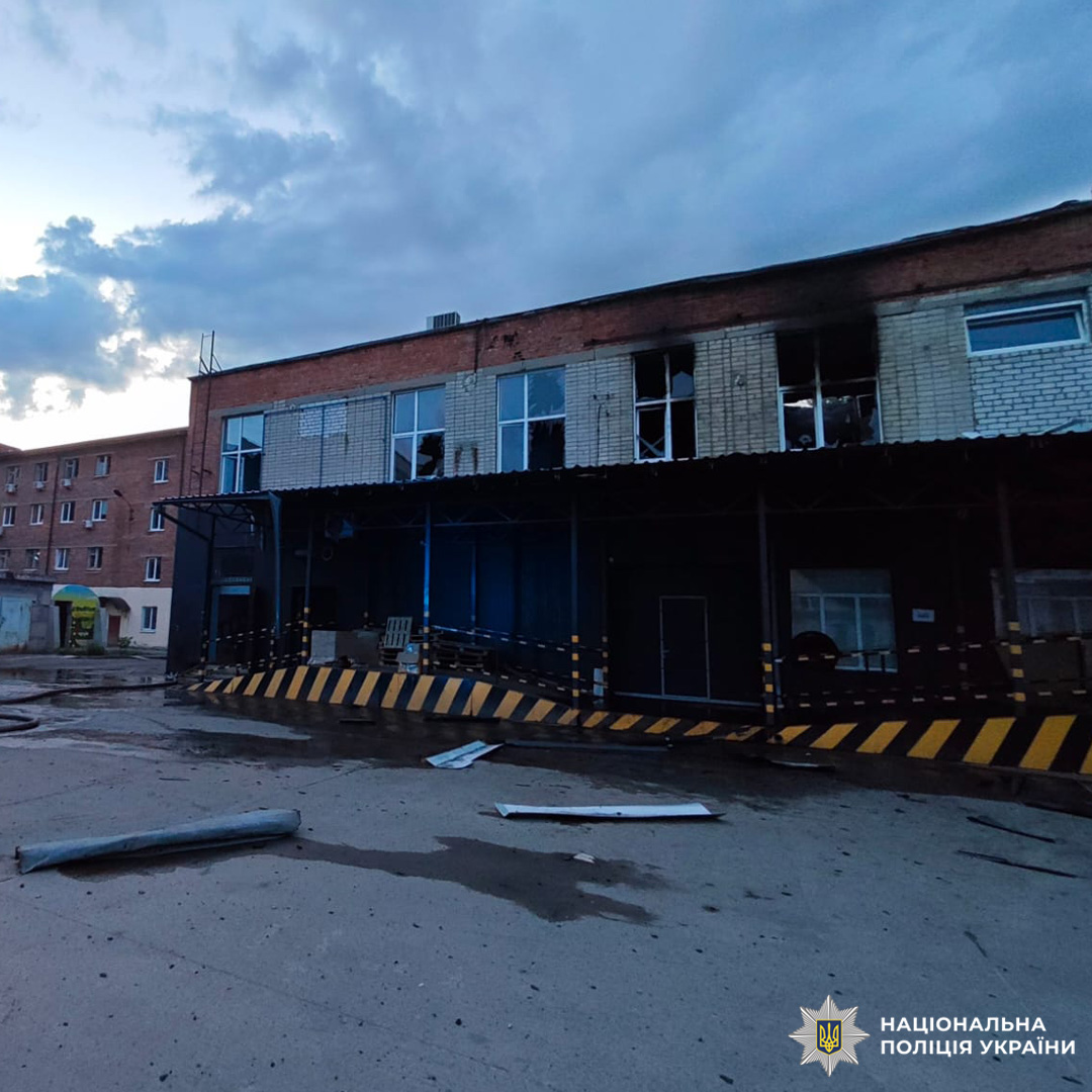 Поліція документує наслідки ворожих ударів БпЛА по Чугуївщині: постраждав чоловік,  пошкоджено об'єкти інфраструктури та будівлі