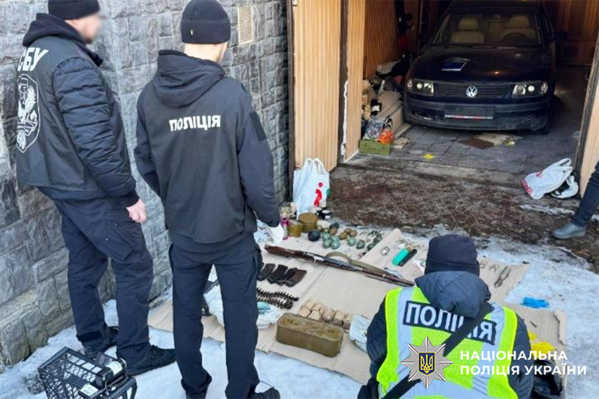 Поліцейські та вилучені зброя й боєприпаси