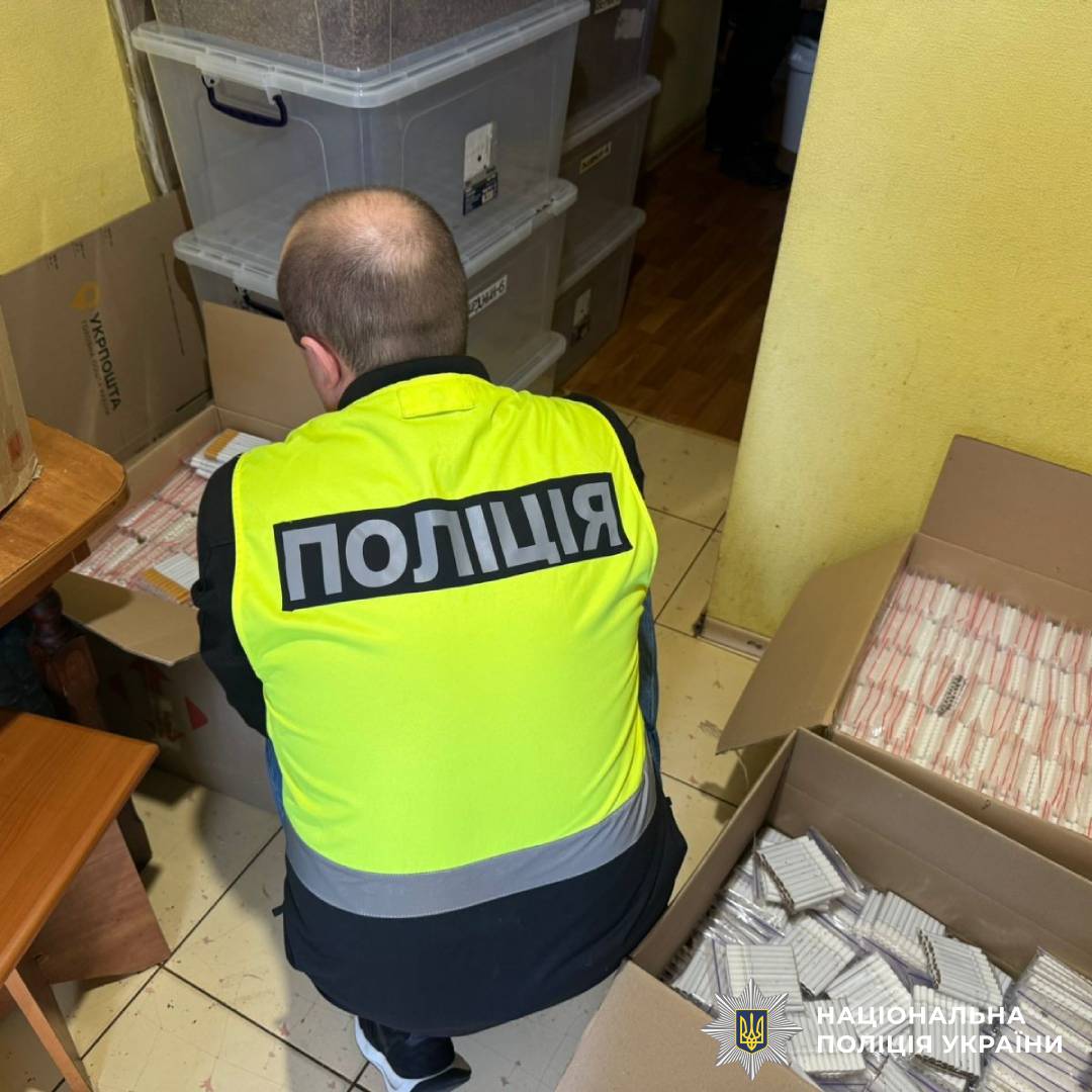 Підпільні цехи та мільйонні прибутки: на Харківщині поліцейські провели масштабну спецоперацію проти нелегального тютюнового бізнесу