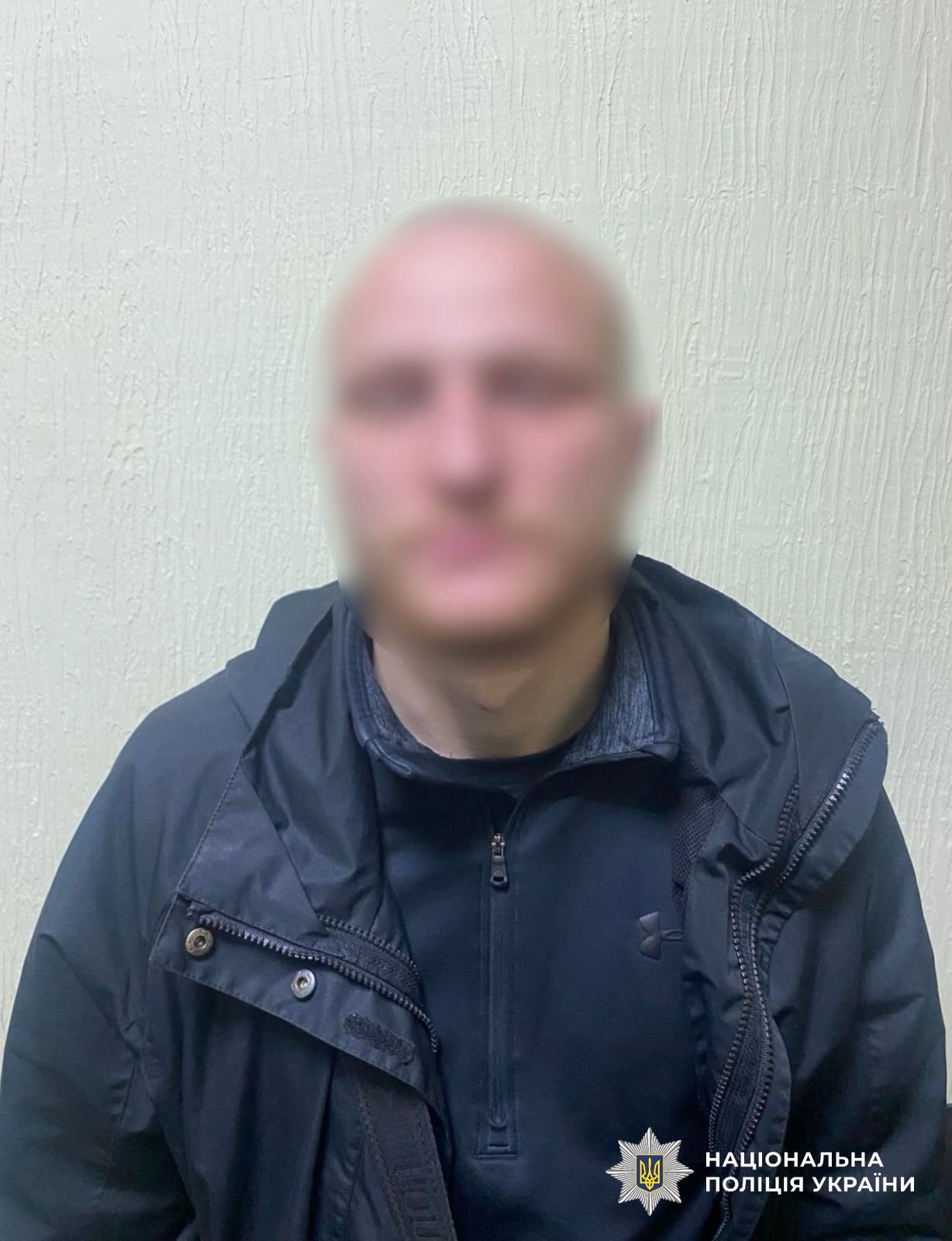 На фото зображено особу правопорушника.