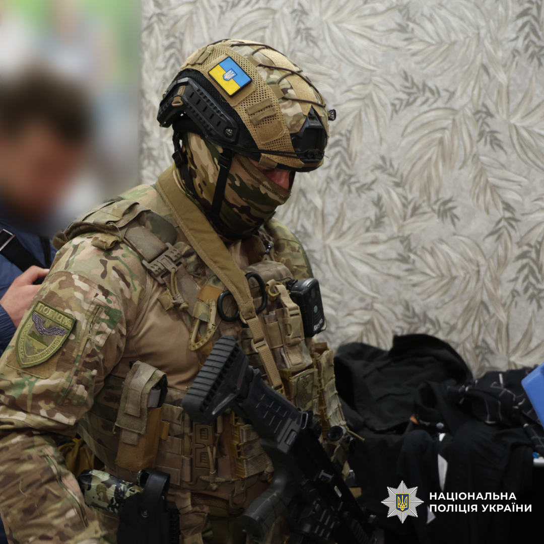 поліцейські Харківщини викрили чоловіків, які підозрюються у розбійному нападі на мешканця Чугуївського району