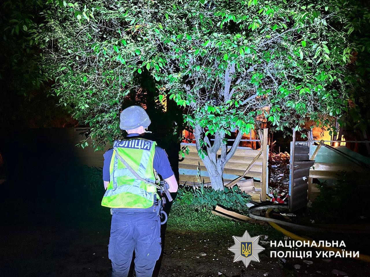 На фото поліцейський який фіксує наслідки