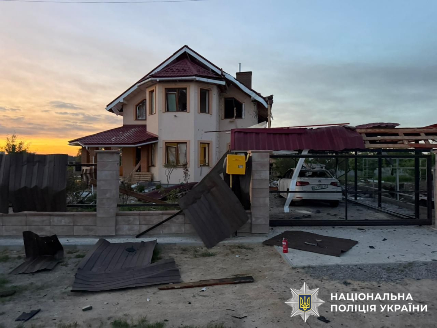 На фото зображений будинок що постраждав внаслідок атаки