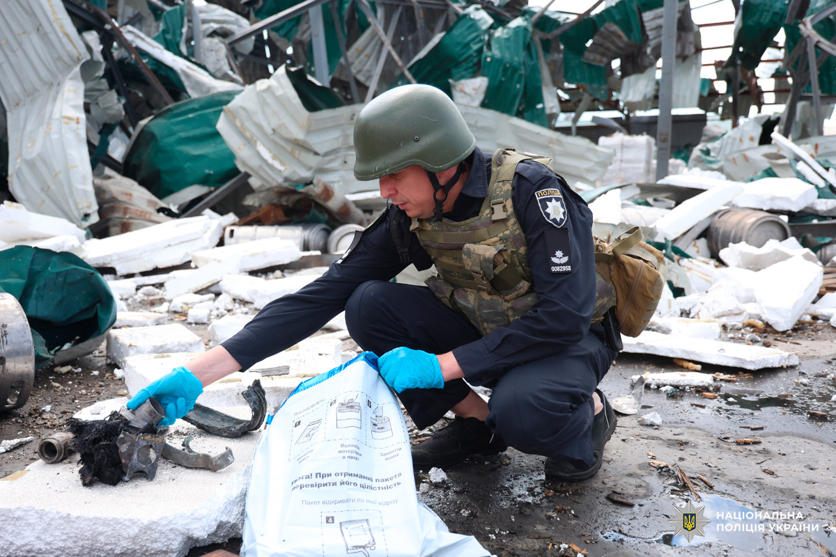 Дві людини загинули, ще 23 постраждали: поліція Харківщини працює на місці ворожого обстрілу