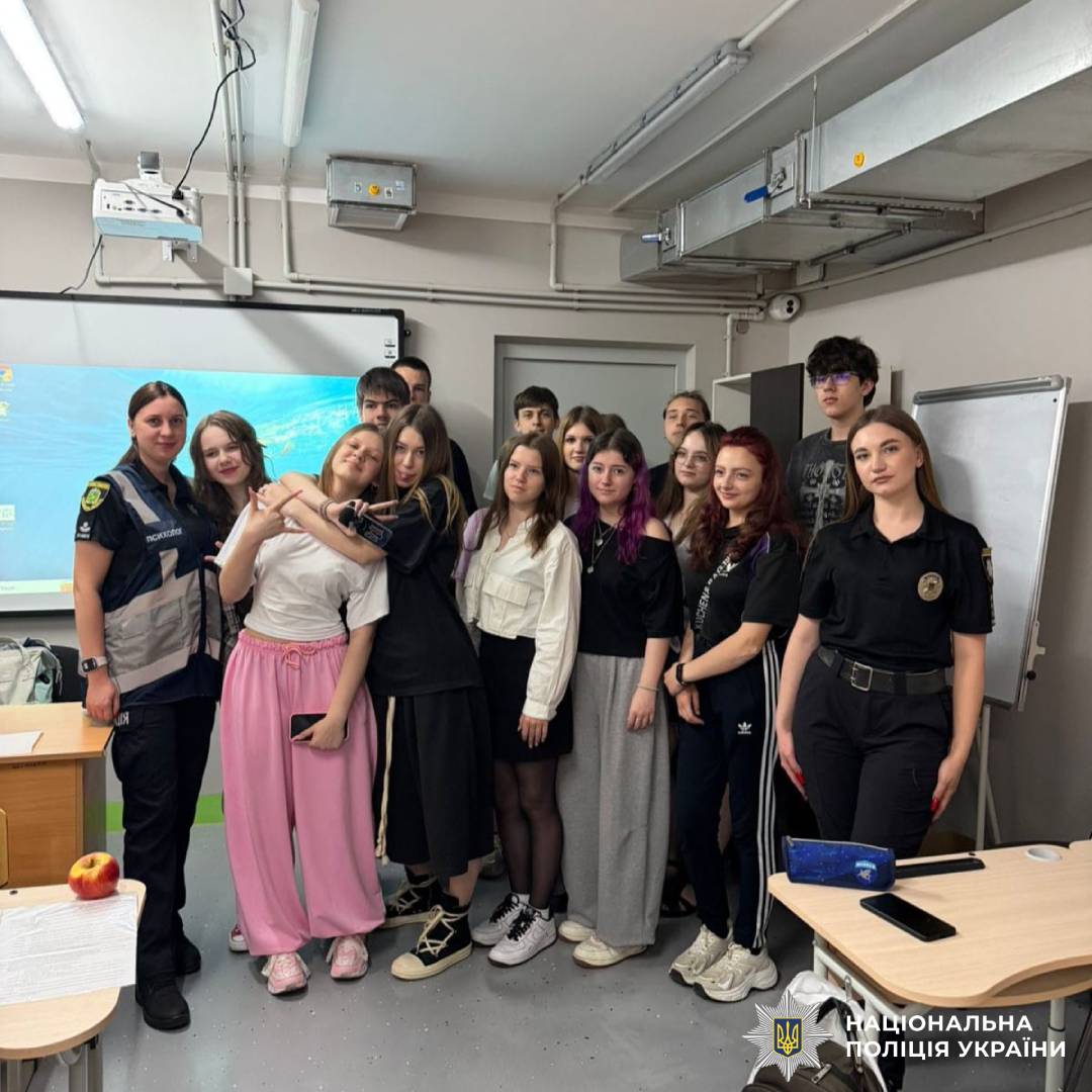 Поліцейські Чугуївщини провели профорієнтаційну зустріч для ліцеїстів