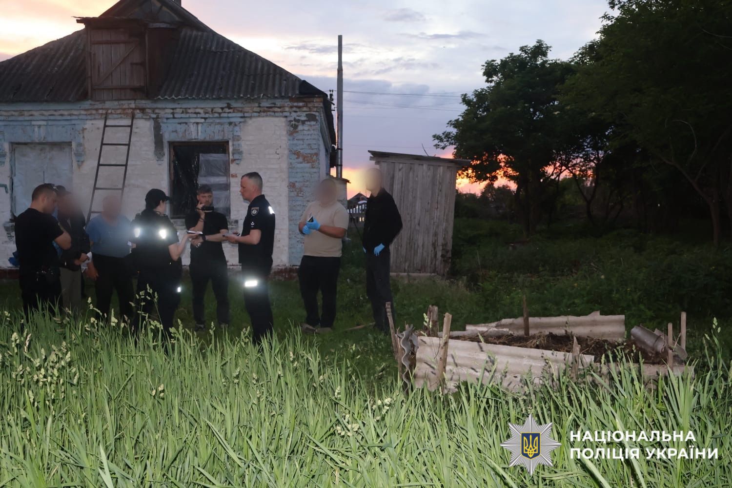 На фото правоохоронці, які проводять слідчі дії.