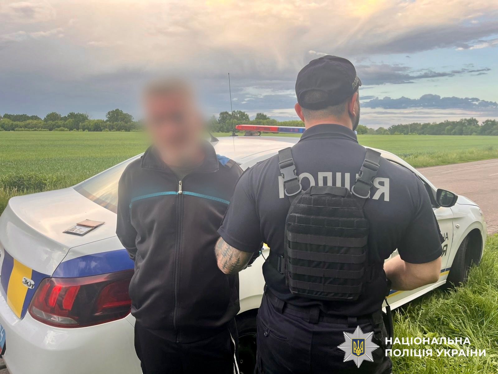 На фото затриманий чоловік та правоохоронець.