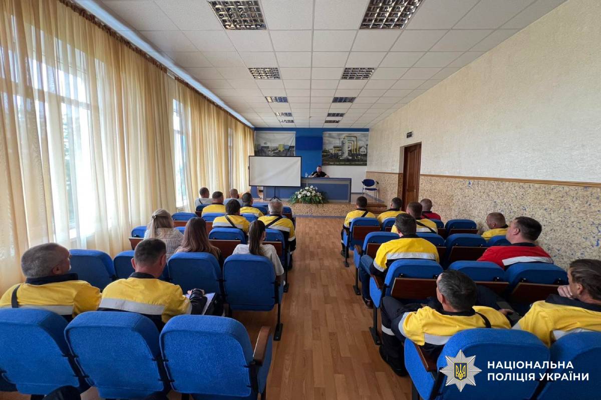 Відповідальність на дорозі: поліцейські Харківщини провели лекцію з безпеки дорожнього руху для водіїв підприємства газотранспортної системи