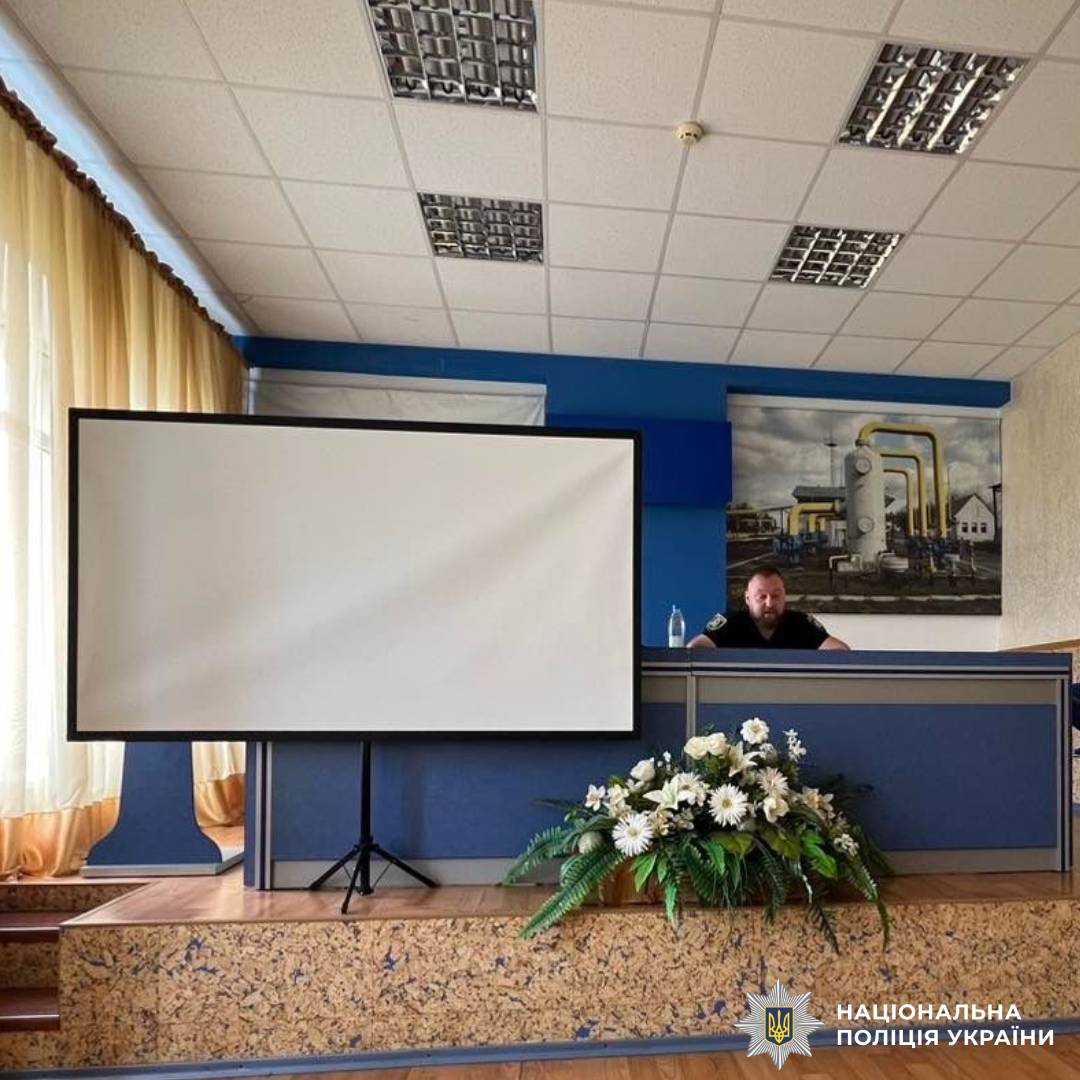 Відповідальність на дорозі: поліцейські Харківщини провели лекцію з безпеки дорожнього руху для водіїв підприємства газотранспортної системи