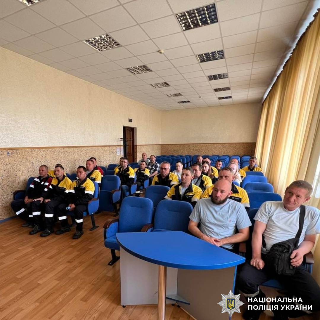 Відповідальність на дорозі: поліцейські Харківщини провели лекцію з безпеки дорожнього руху для водіїв підприємства газотранспортної системи