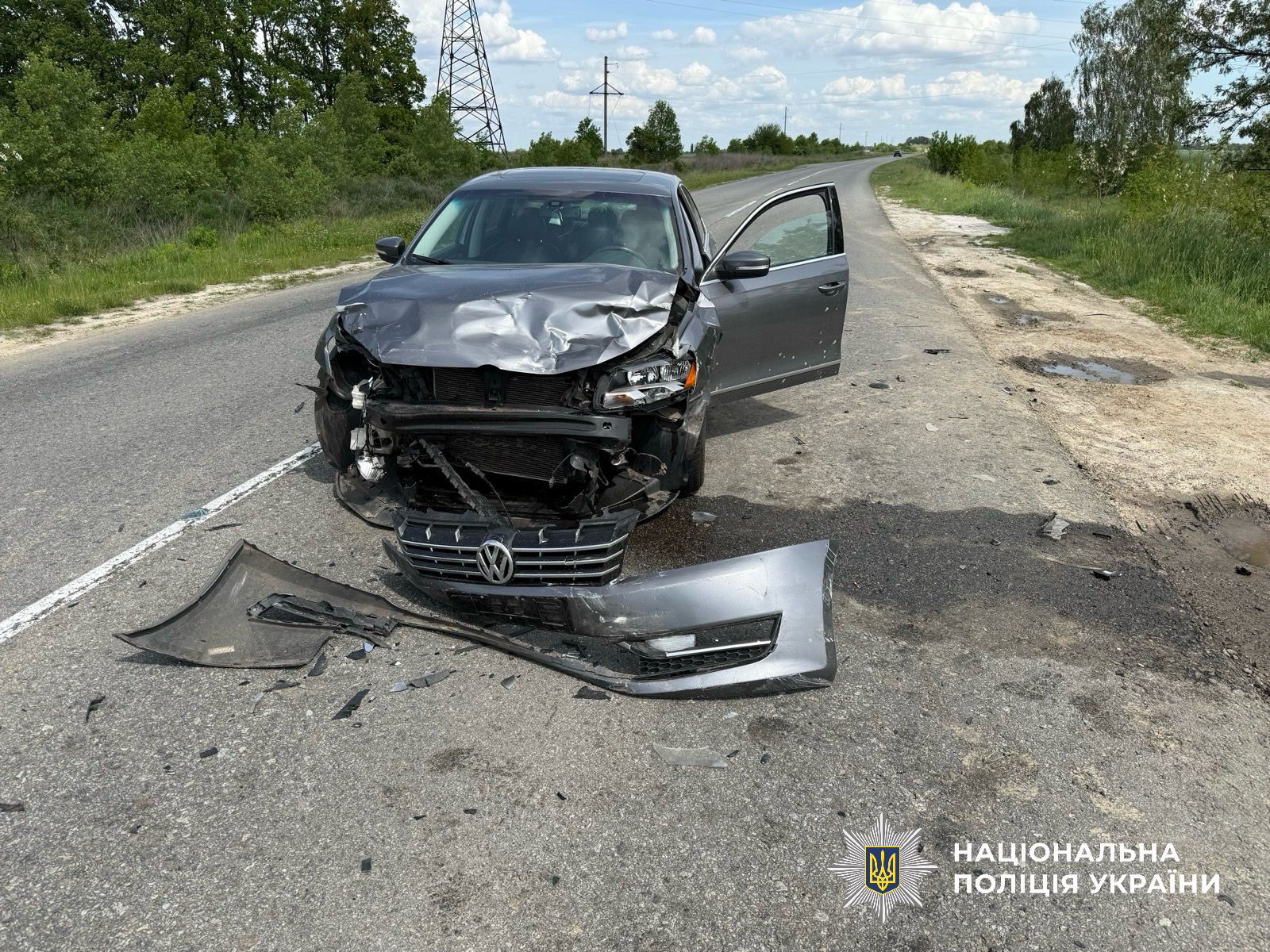 На фото пошкоджений автомобіль, учасник ДТП.