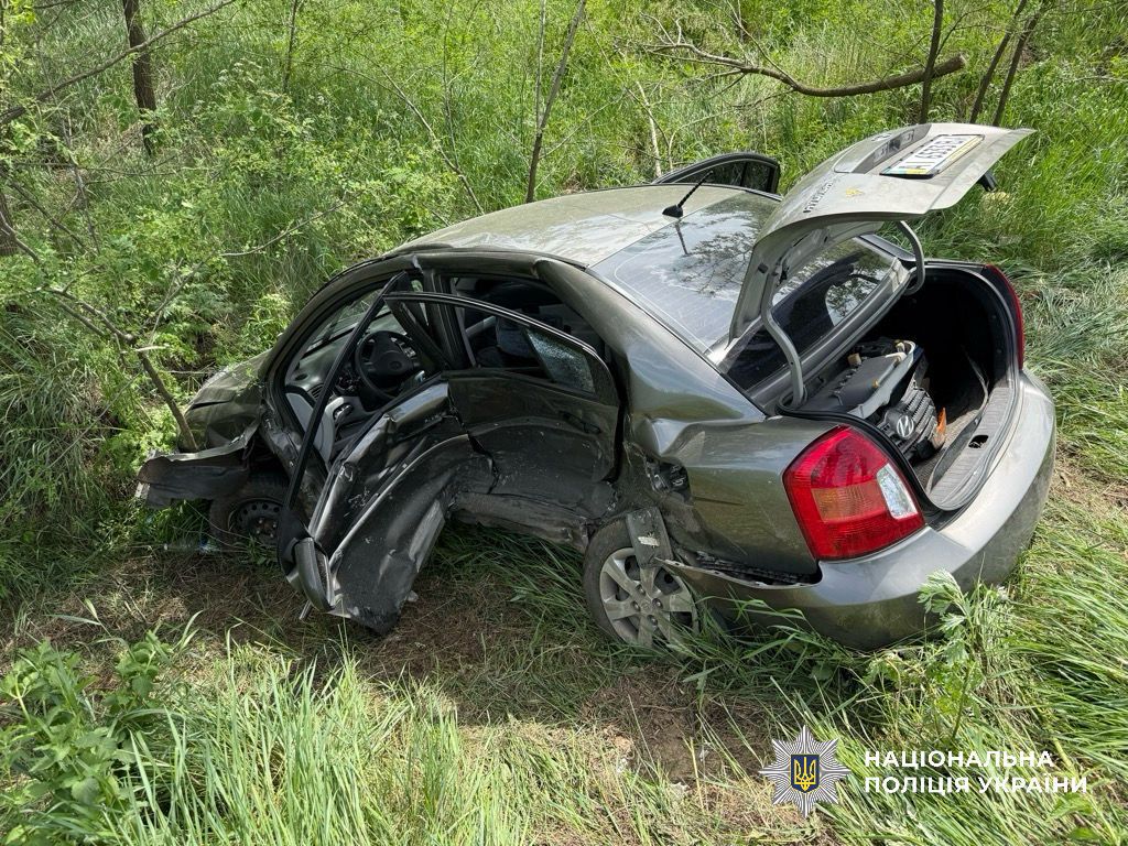 На фото пошкоджений автомобіль, учасник ДТП.