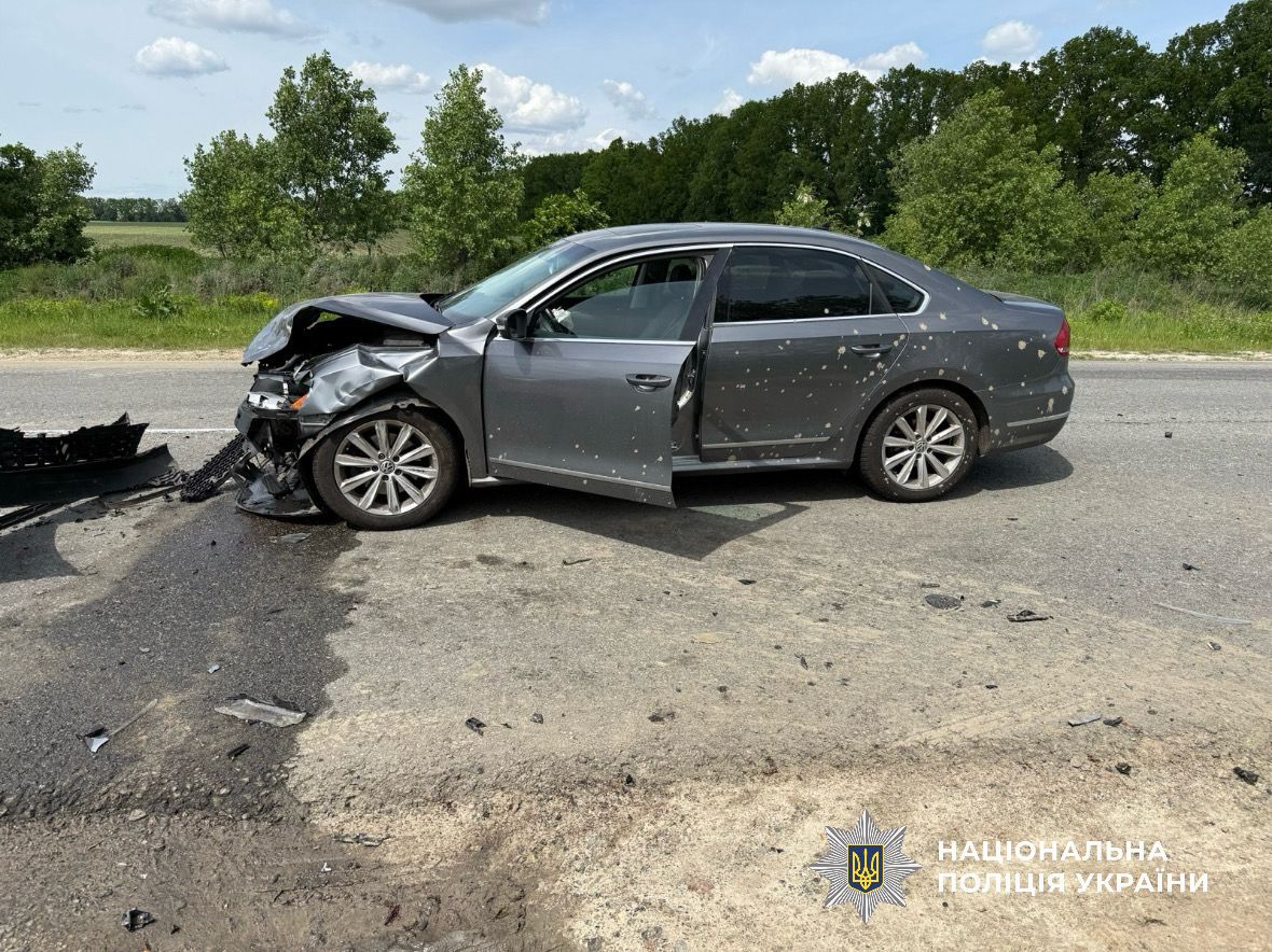 На фото пошкоджений автомобіль, учасник ДТП.