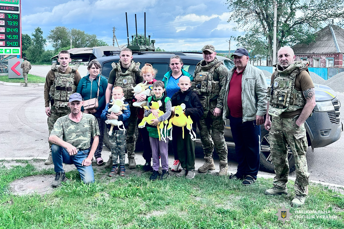 Поліцейські евакуювали з-під обстрілів вісьмох мешканців Великобурлуцької громади та їхніх тварин