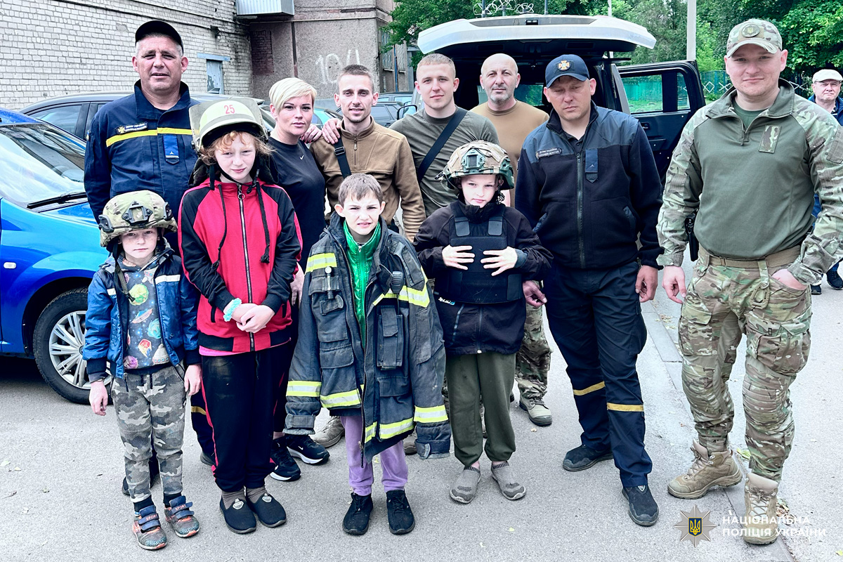 Поліцейські евакуювали з-під обстрілів вісьмох мешканців Великобурлуцької громади та їхніх тварин