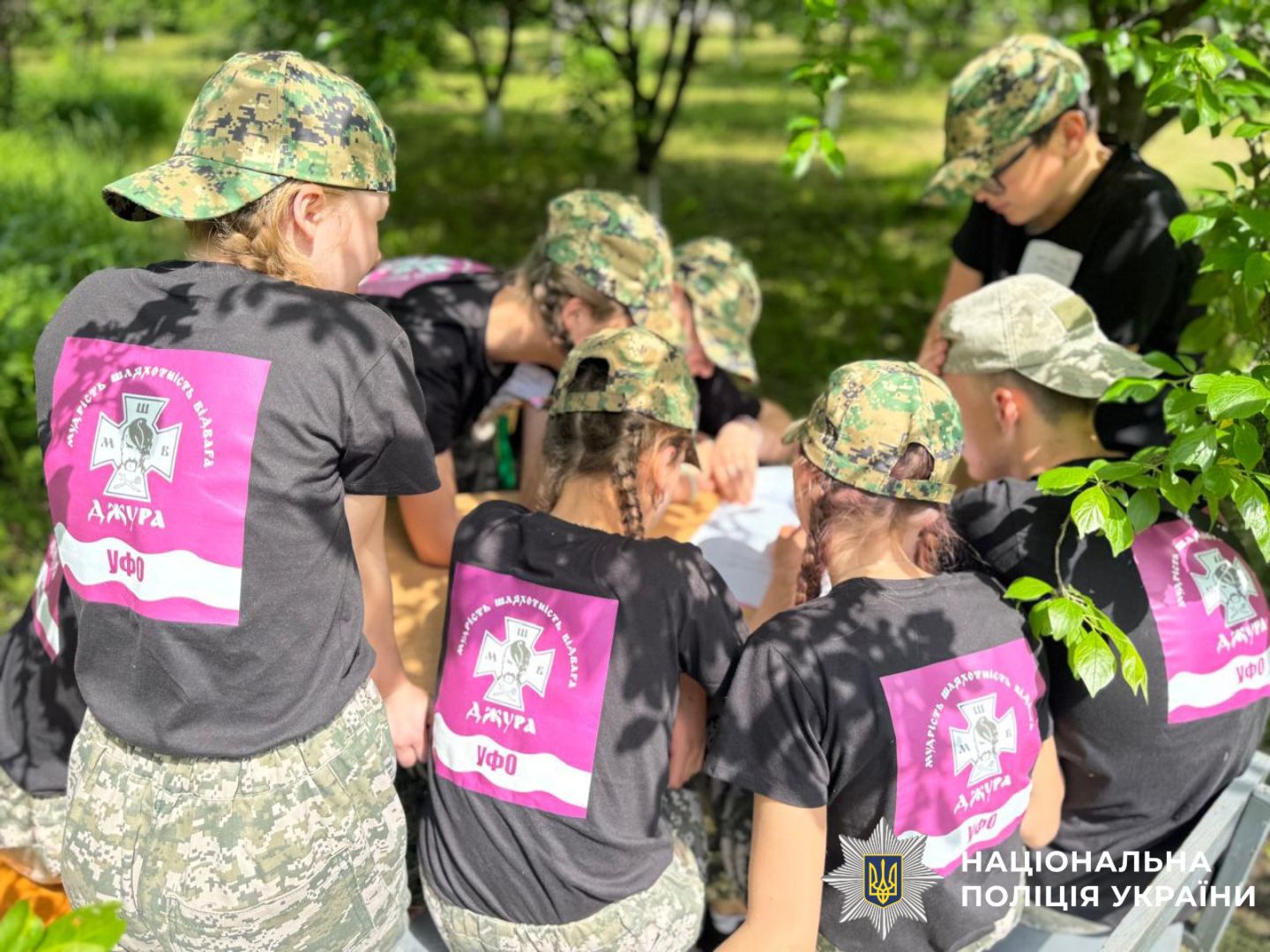 На фото зображені діти