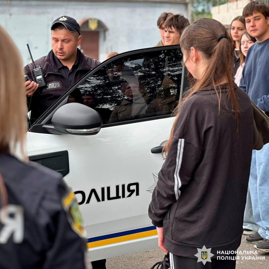 Захист, безпека, закон: харківські поліцейські провели екскурсію для учнів