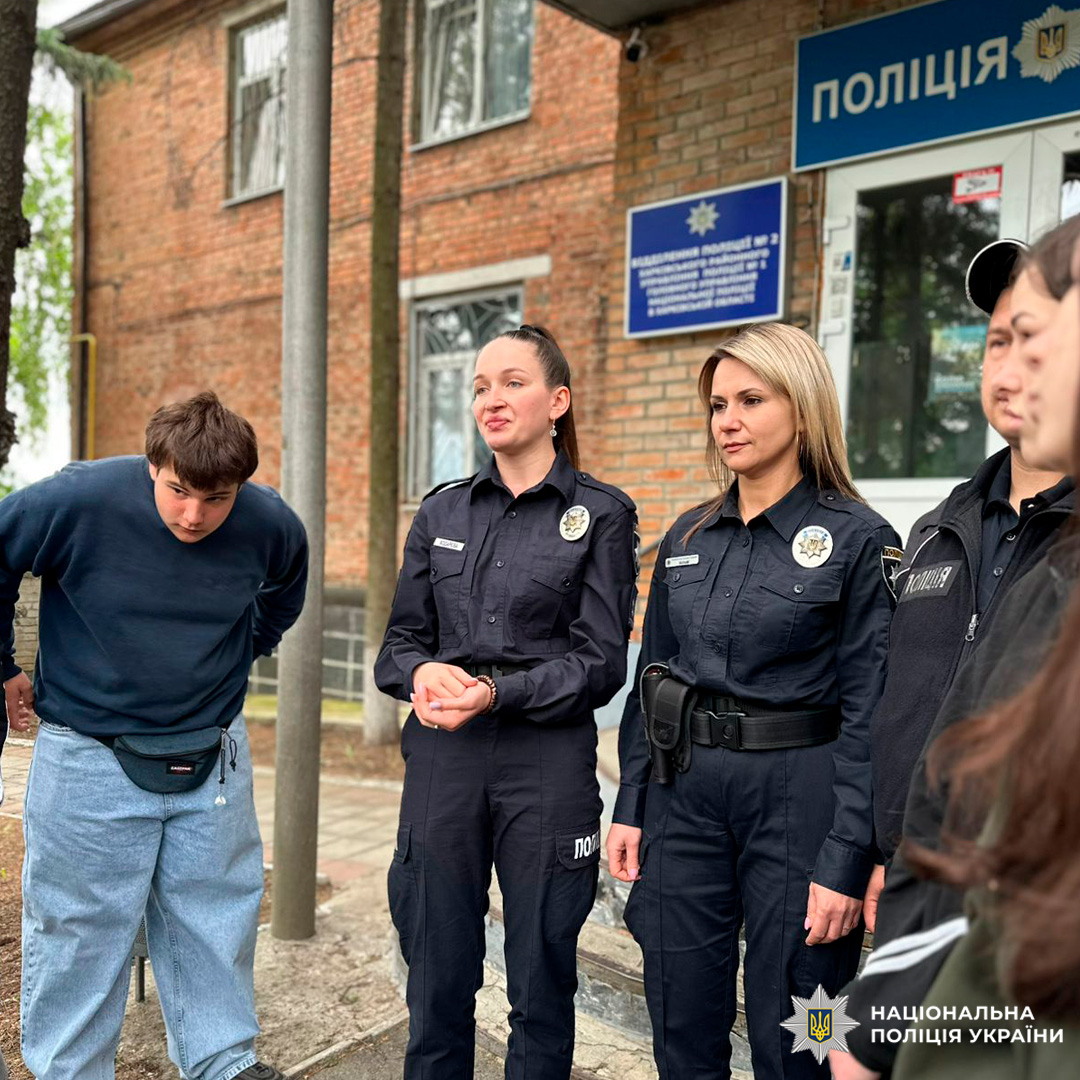 Захист, безпека, закон: харківські поліцейські провели екскурсію для учнів