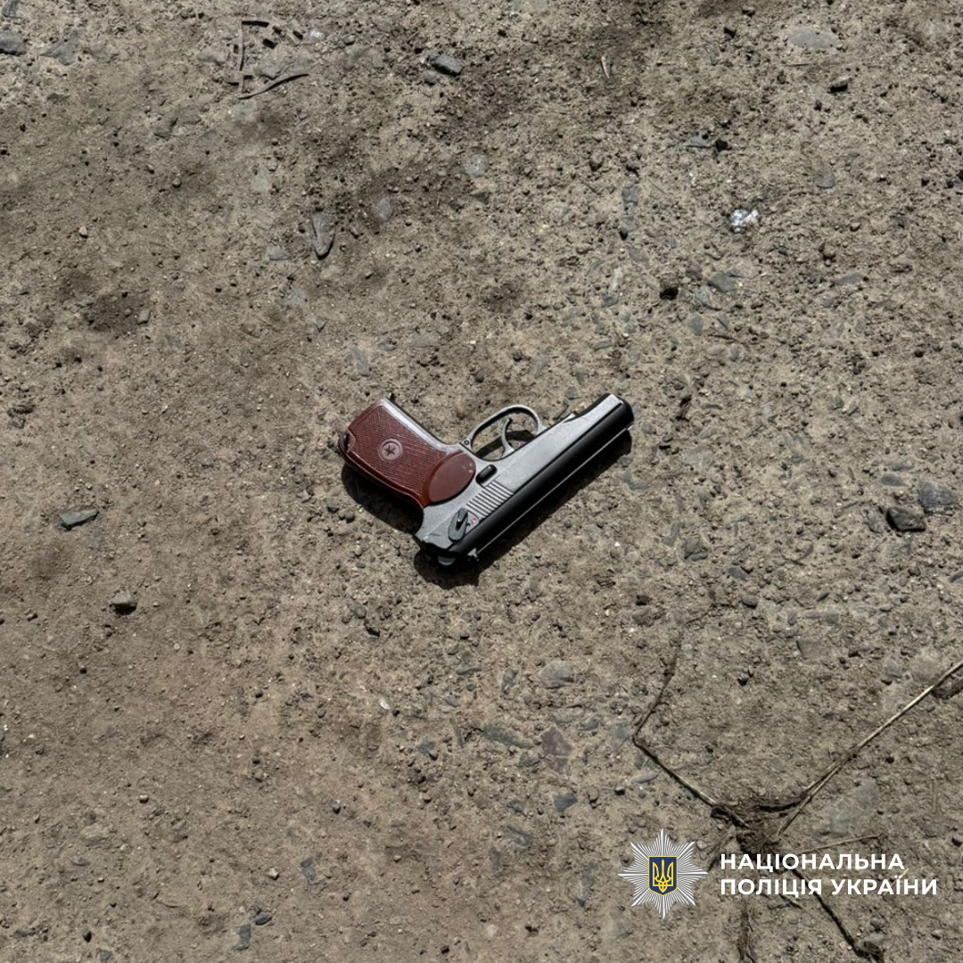 У Чугуєві поліцейські затримали озброєного чоловіка, який чинив опір