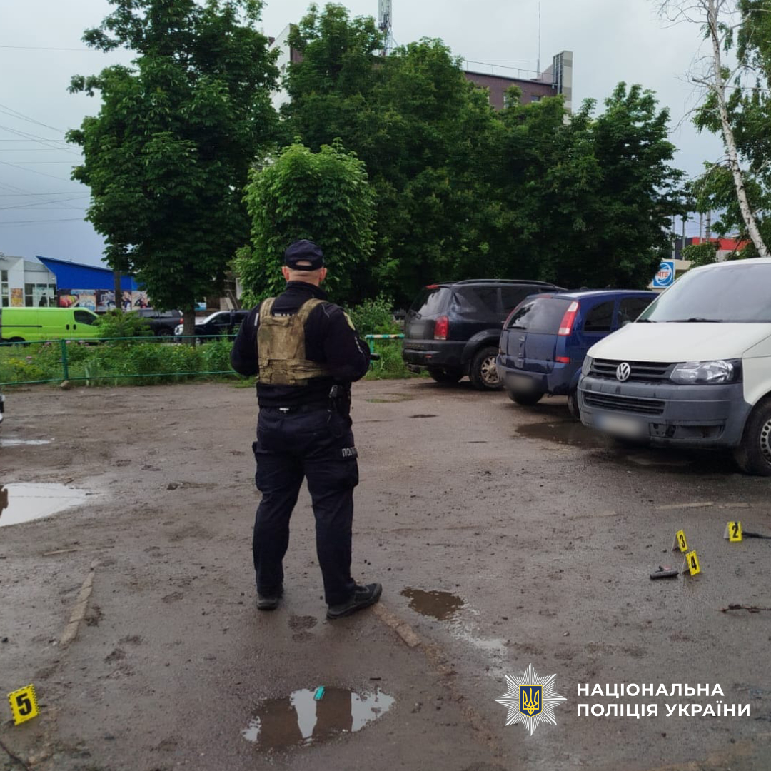 У Чугуєві поліцейські затримали озброєного чоловіка, який чинив опір