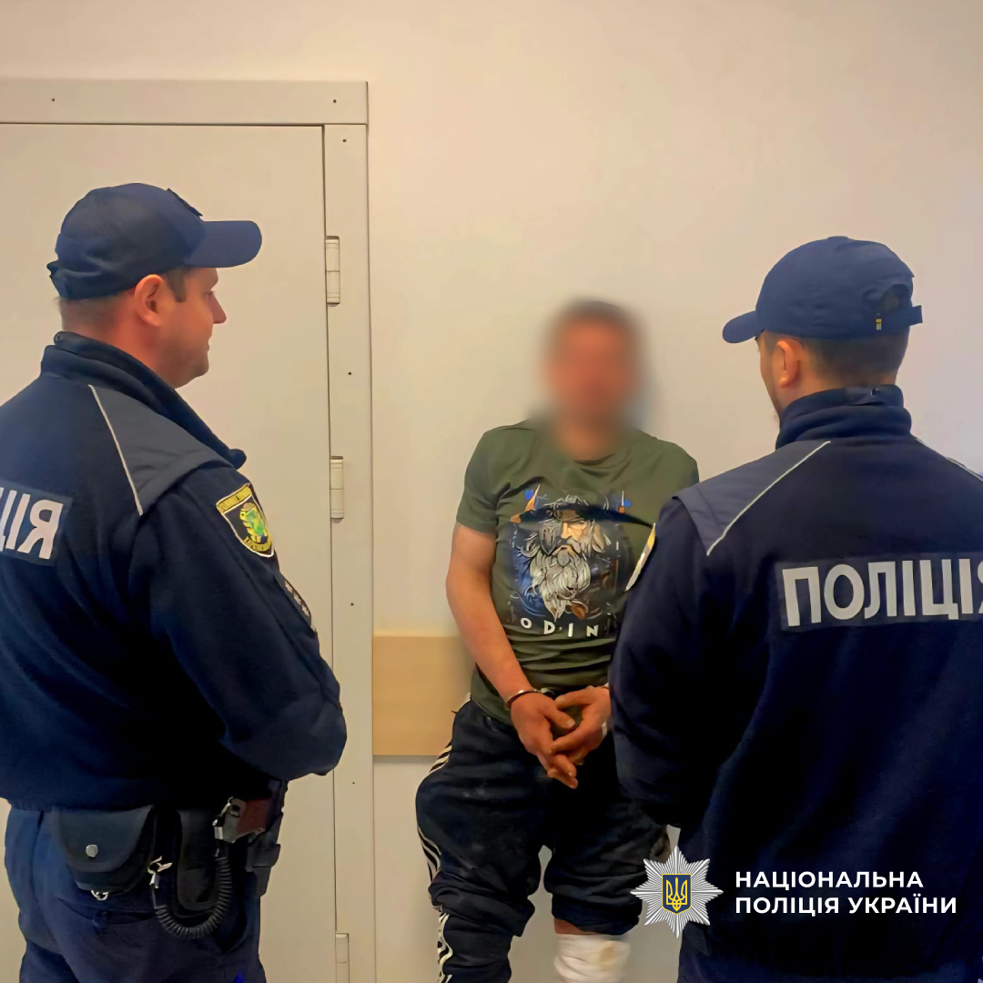 У Чугуєві поліцейські затримали озброєного чоловіка, який чинив опір