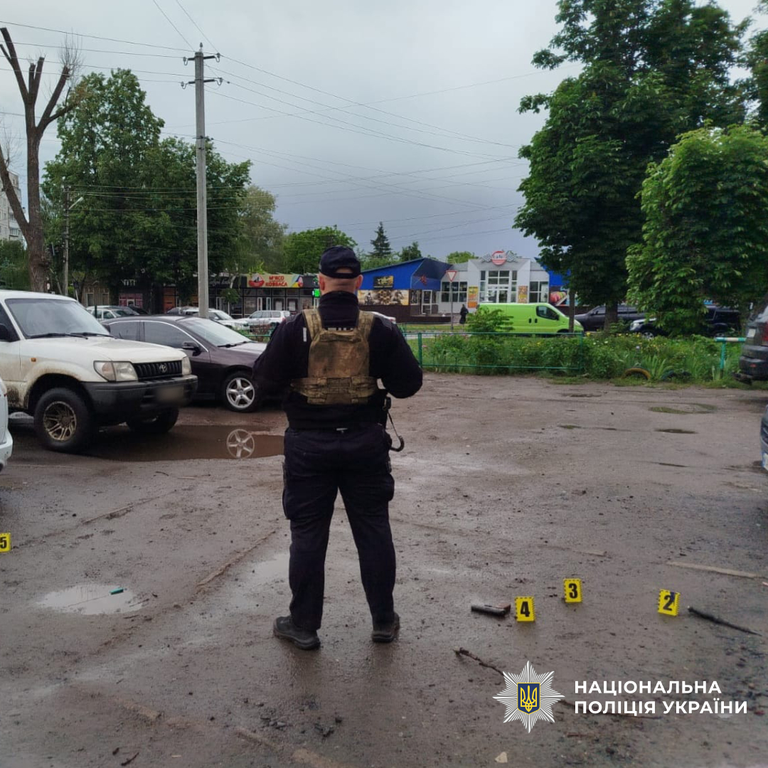 У Чугуєві поліцейські затримали озброєного чоловіка, який чинив опір