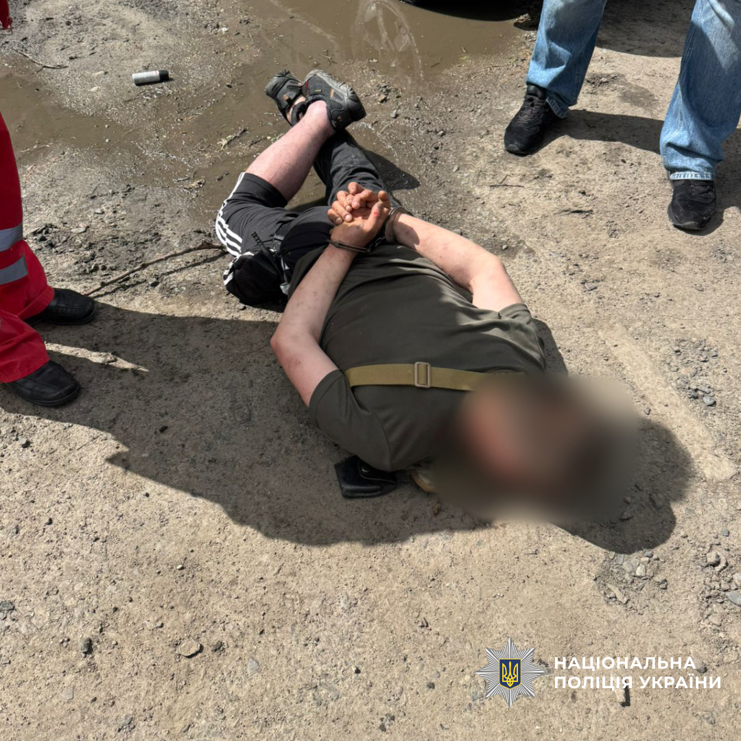 У Чугуєві поліцейські затримали озброєного чоловіка, який чинив опір