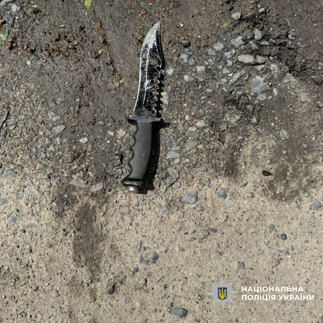 У Чугуєві поліцейські затримали озброєного чоловіка, який чинив опір