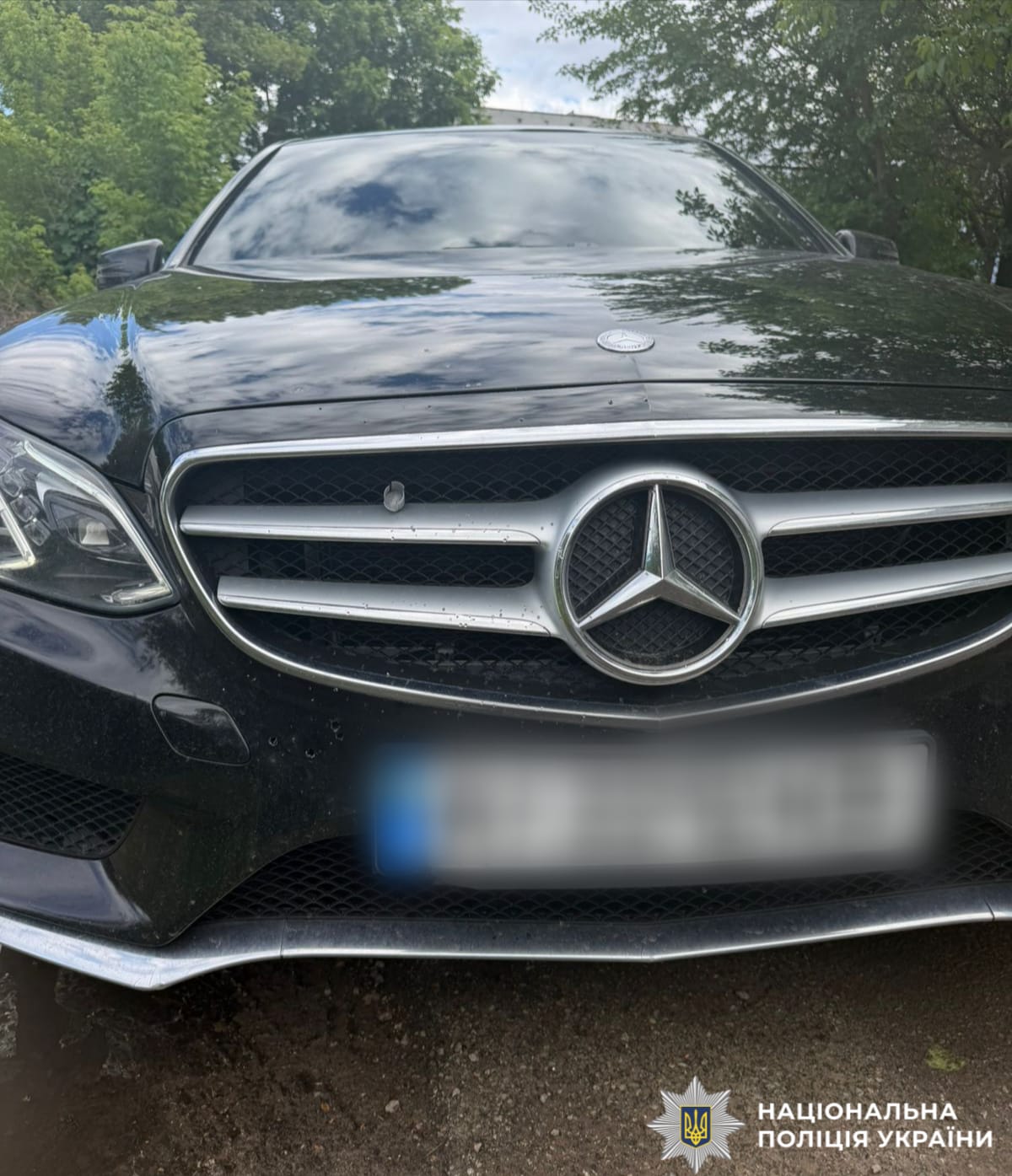 На фото пошкоджений вистрілом автомобіль.