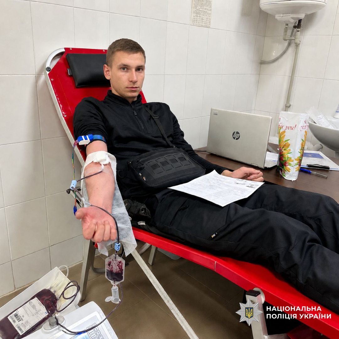 Поліція Ізюмщини долучилася до благодійної ініціативи: правоохоронці здали донорську кров