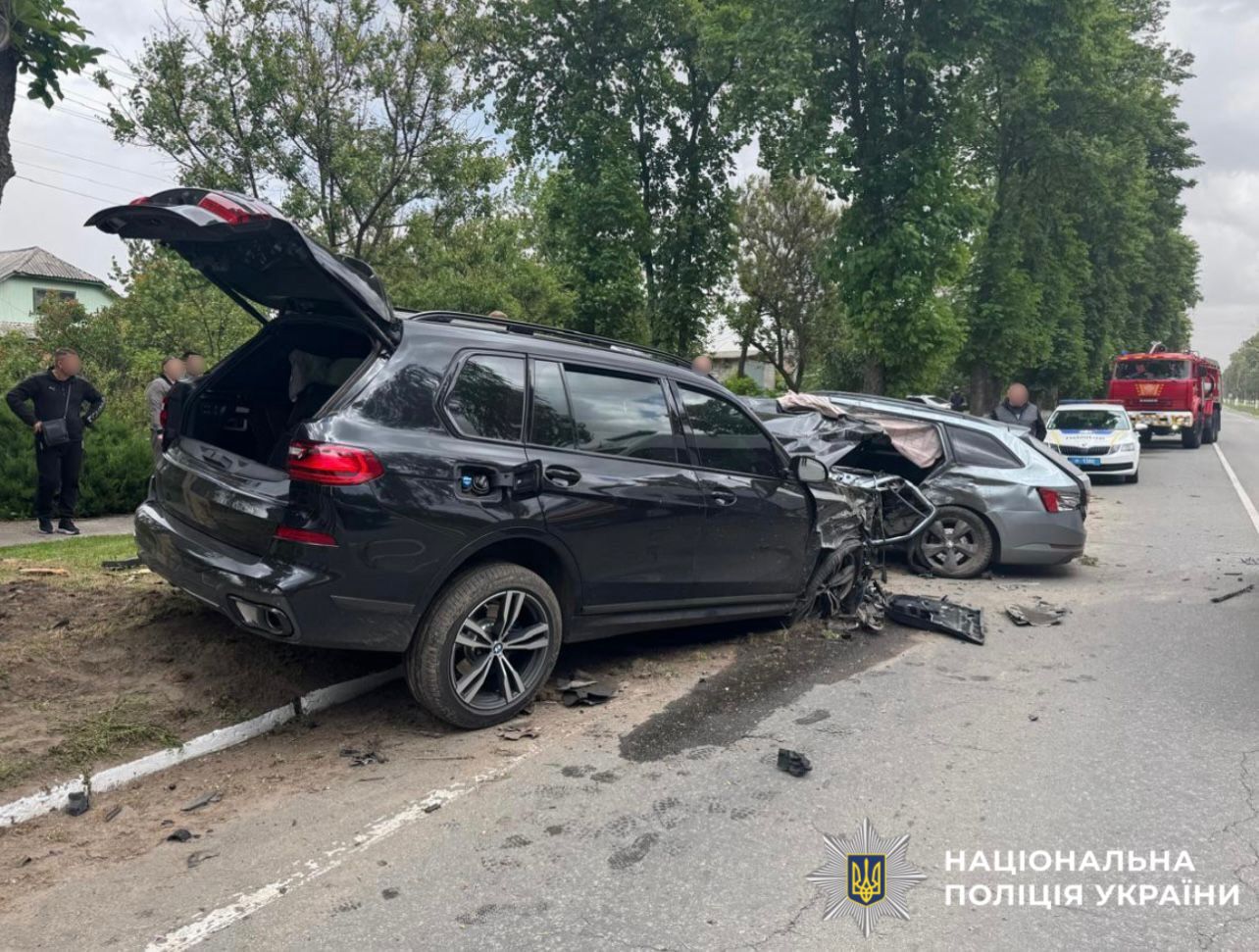 Фото з місця ДТП. Пошкоджений автомобіль.