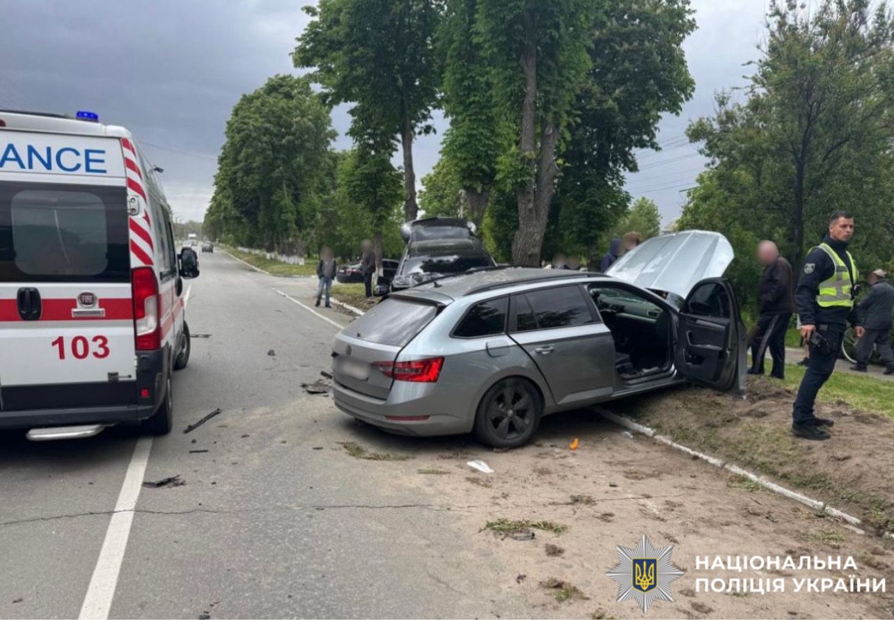 Фото з місця ДТП. Пошкоджений автомобіль.