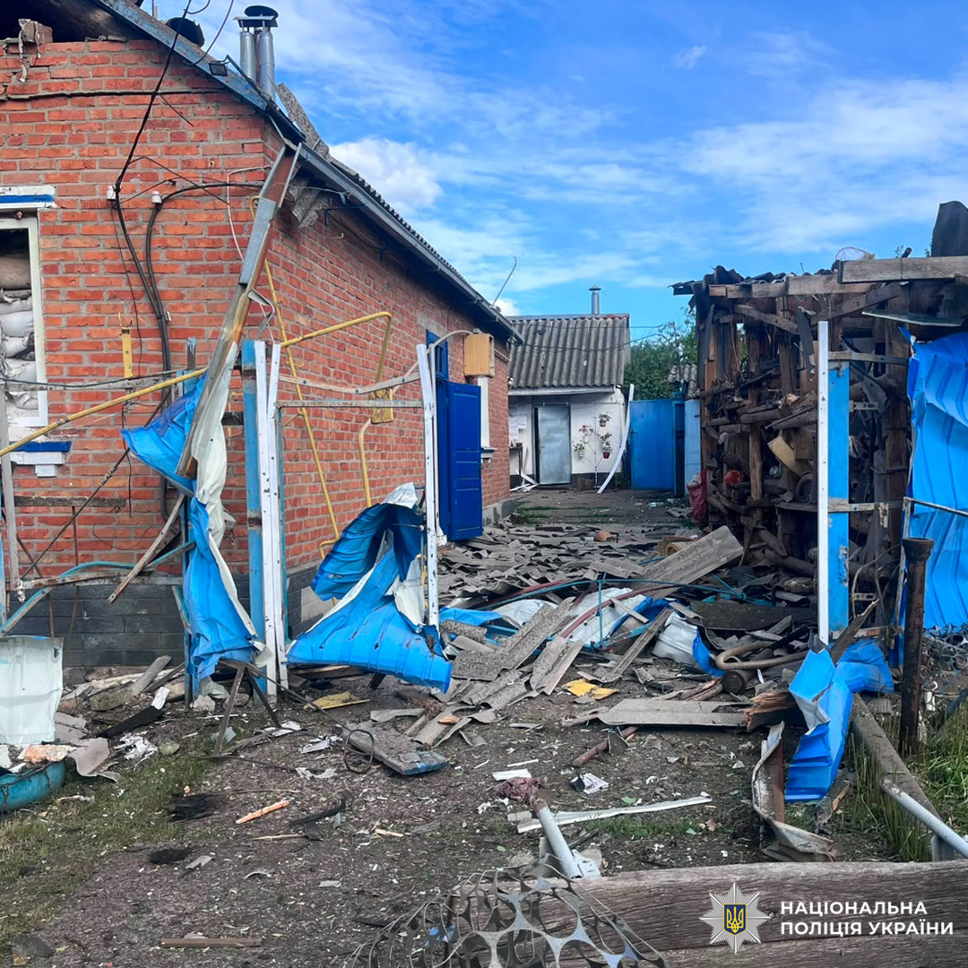Дві людини загинули, ще четверо постраждали: поліцейські документують наслідки ударів окупантів по Харківщині