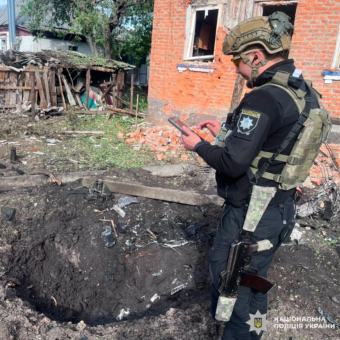 Дві людини загинули, ще четверо постраждали: поліцейські документують наслідки ударів окупантів по Харківщині