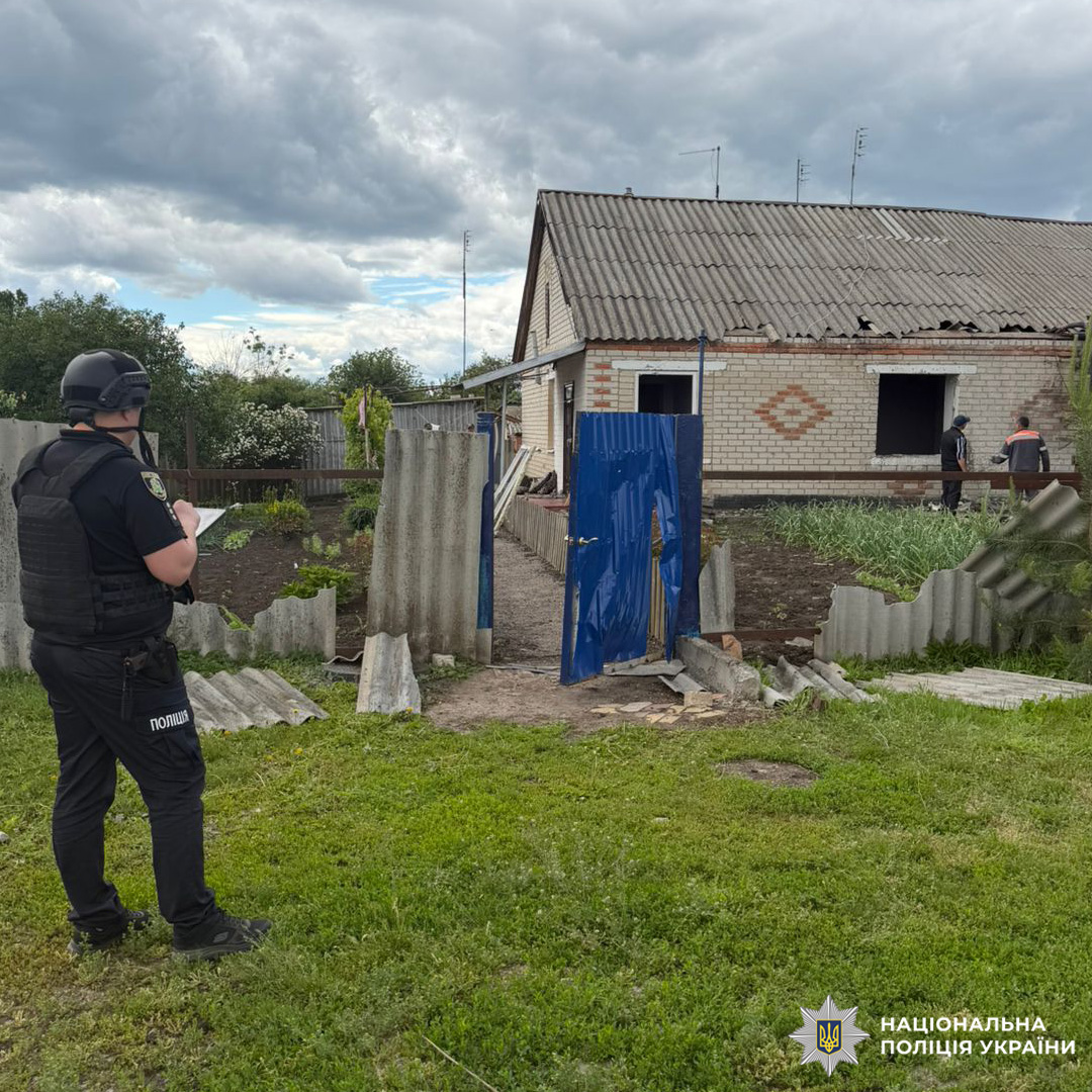 Дві людини загинули, ще четверо постраждали: поліцейські документують наслідки ударів окупантів по Харківщині