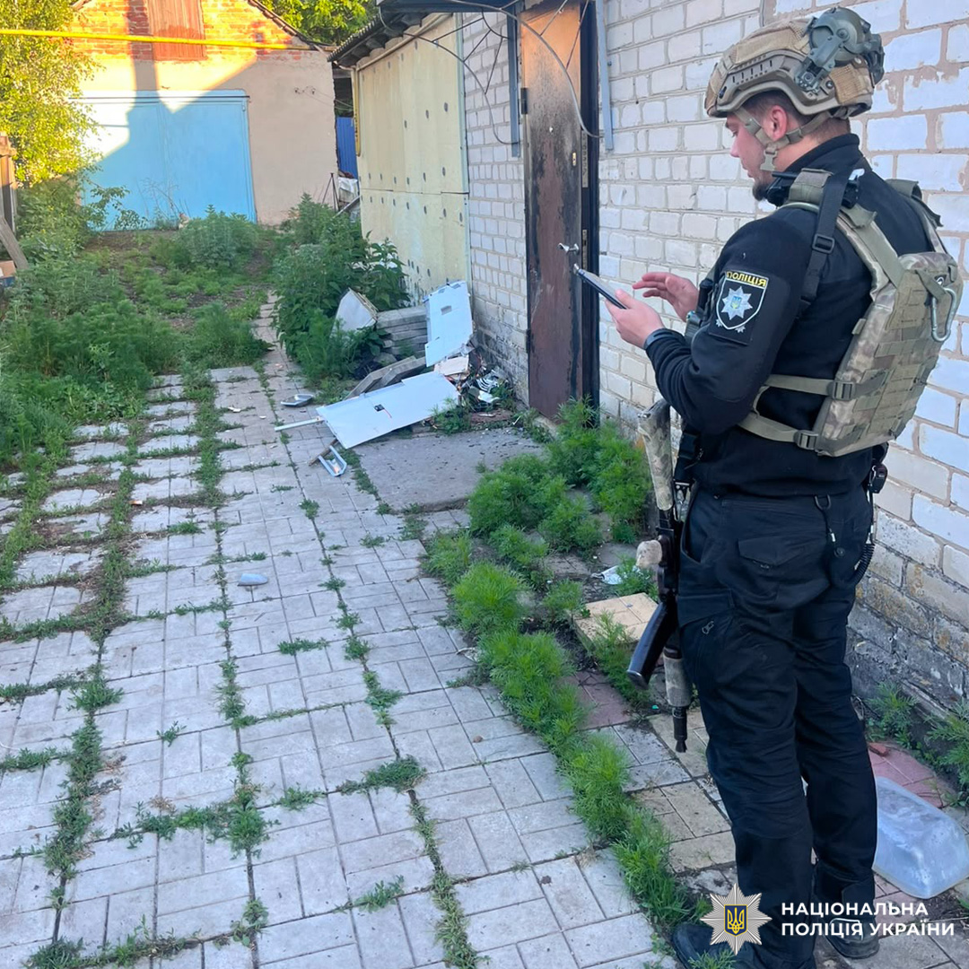 Дві людини загинули, ще четверо постраждали: поліцейські документують наслідки ударів окупантів по Харківщині