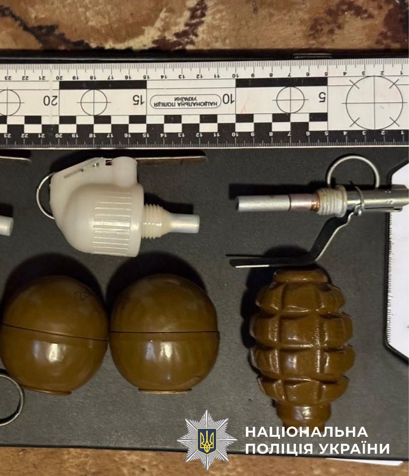 На фото вилучені боєприпаси.