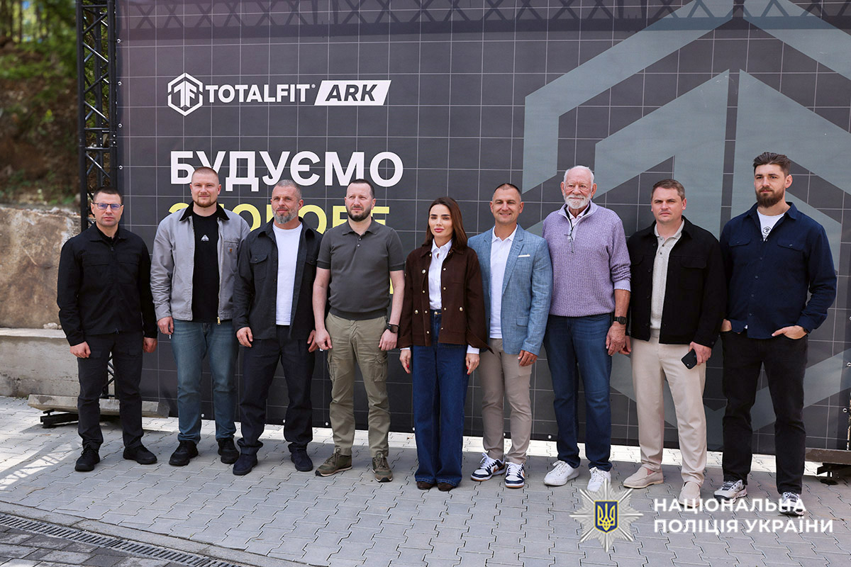 Разом заради відновлення ветеранів: начальник поліції Хмельниччини взяв участь у відкритті першого в області адаптивного спортзалу