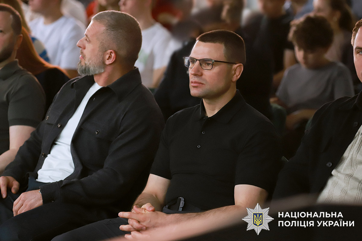 Разом заради відновлення ветеранів: начальник поліції Хмельниччини взяв участь у відкритті першого в області адаптивного спортзалу