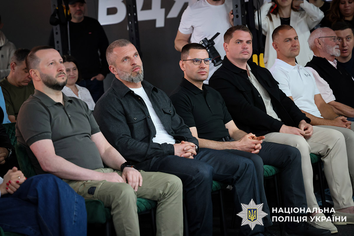 Разом заради відновлення ветеранів: начальник поліції Хмельниччини взяв участь у відкритті першого в області адаптивного спортзалу