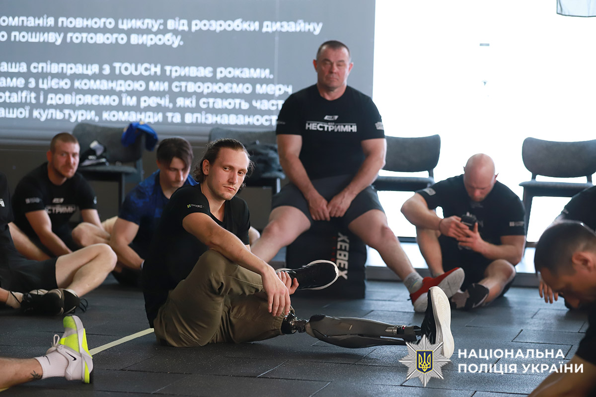Разом заради відновлення ветеранів: начальник поліції Хмельниччини взяв участь у відкритті першого в області адаптивного спортзалу