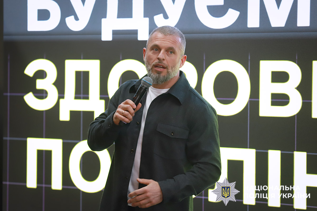 Разом заради відновлення ветеранів: начальник поліції Хмельниччини взяв участь у відкритті першого в області адаптивного спортзалу
