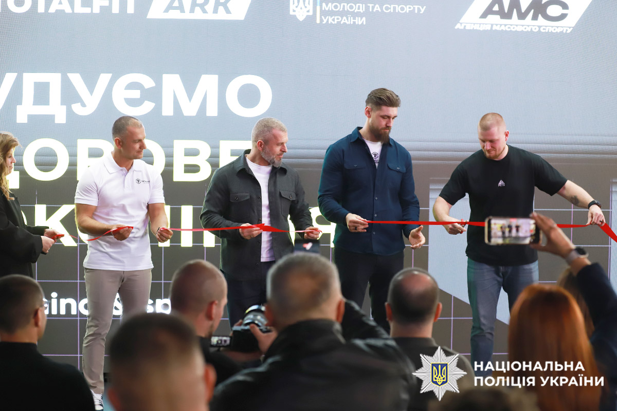 Разом заради відновлення ветеранів: начальник поліції Хмельниччини взяв участь у відкритті першого в області адаптивного спортзалу