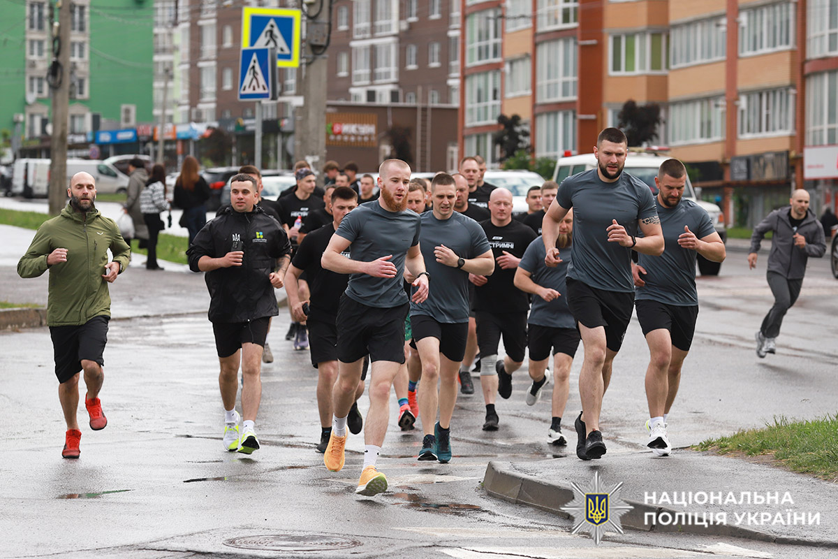 Спецпризначенці поліції Хмельниччини долучилися до світової традиції виконання кросфіт-комплексу «Мерф» у пам’ять про полеглих Героїв