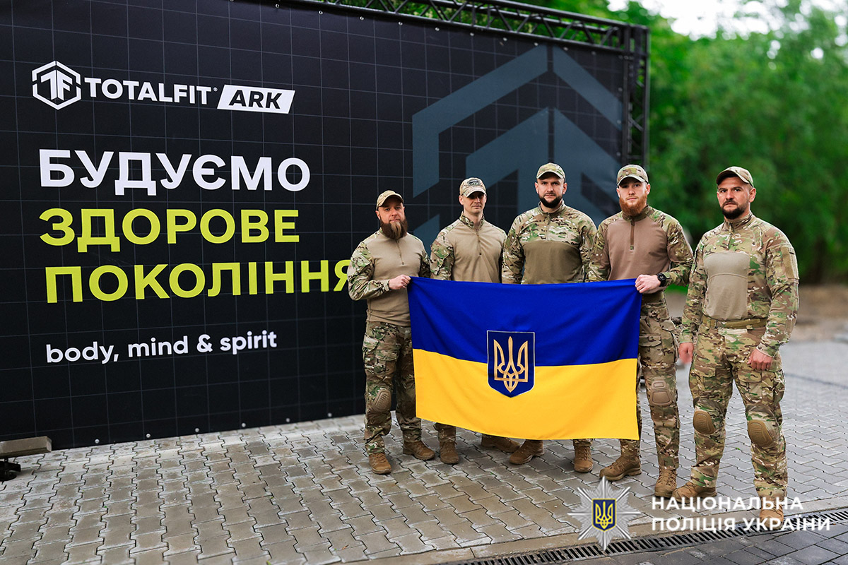 Спецпризначенці поліції Хмельниччини долучилися до світової традиції виконання кросфіт-комплексу «Мерф» у пам’ять про полеглих Героїв