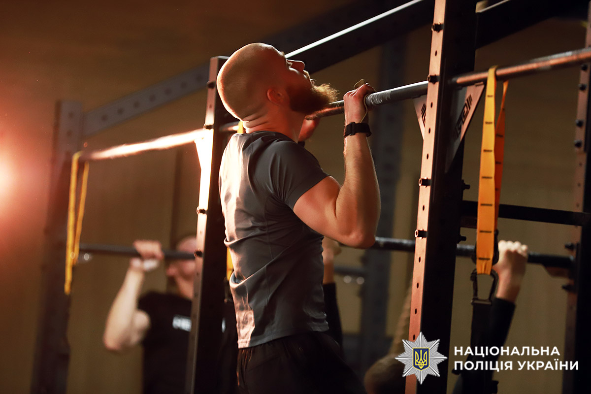 Спецпризначенці поліції Хмельниччини долучилися до світової традиції виконання кросфіт-комплексу «Мерф» у пам’ять про полеглих Героїв