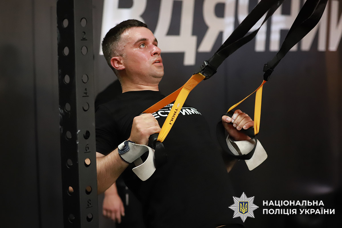 Спецпризначенці поліції Хмельниччини долучилися до світової традиції виконання кросфіт-комплексу «Мерф» у пам’ять про полеглих Героїв