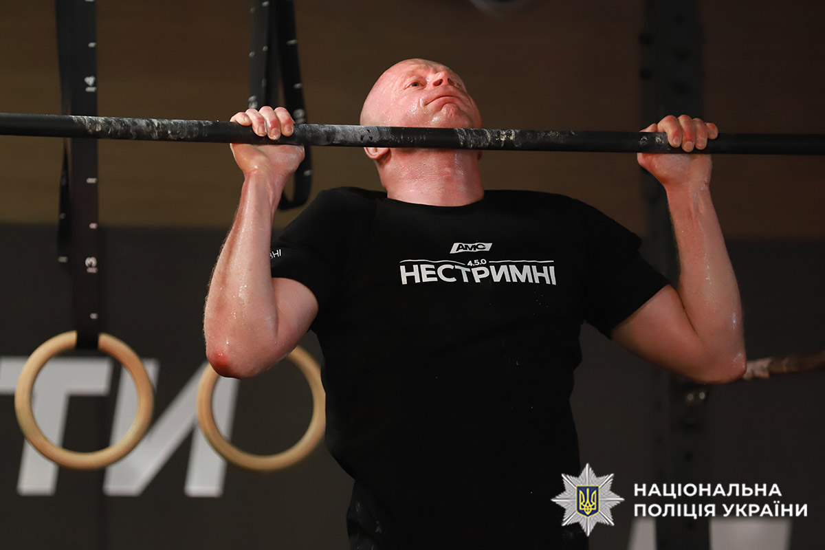 Спецпризначенці поліції Хмельниччини долучилися до світової традиції виконання кросфіт-комплексу «Мерф» у пам’ять про полеглих Героїв