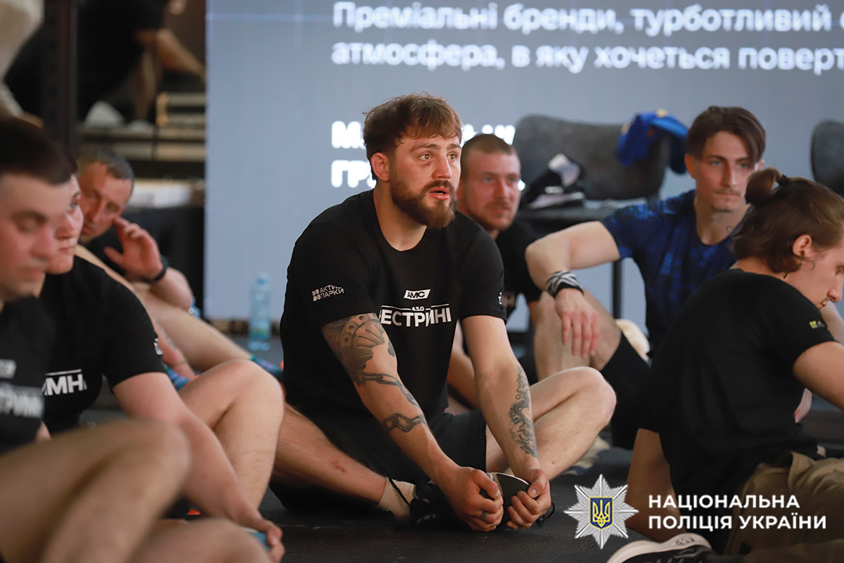 Спецпризначенці поліції Хмельниччини долучилися до світової традиції виконання кросфіт-комплексу «Мерф» у пам’ять про полеглих Героїв